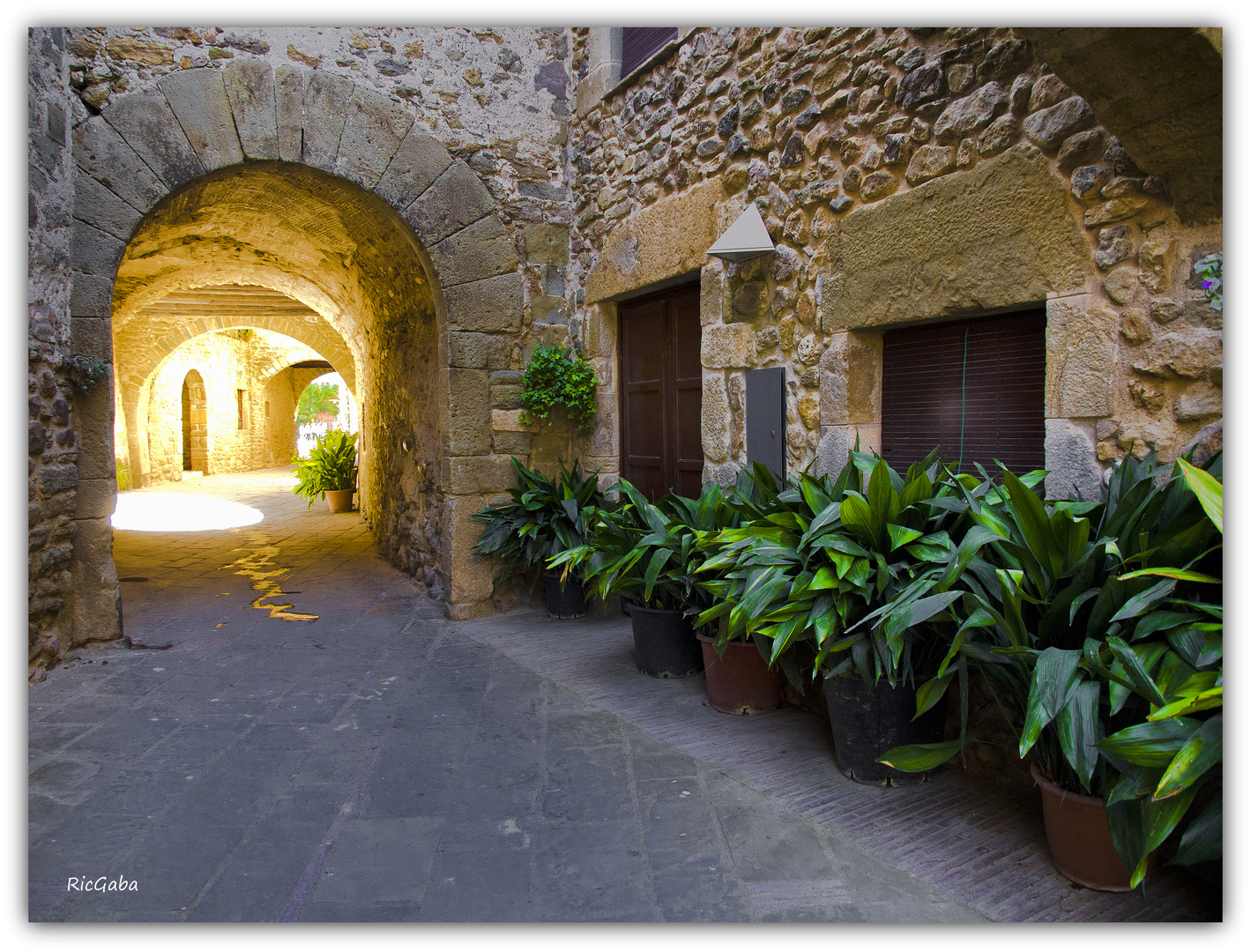 Una calle de Monells, Girona, Catalunya