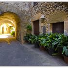 Una calle de Monells, Girona, Catalunya