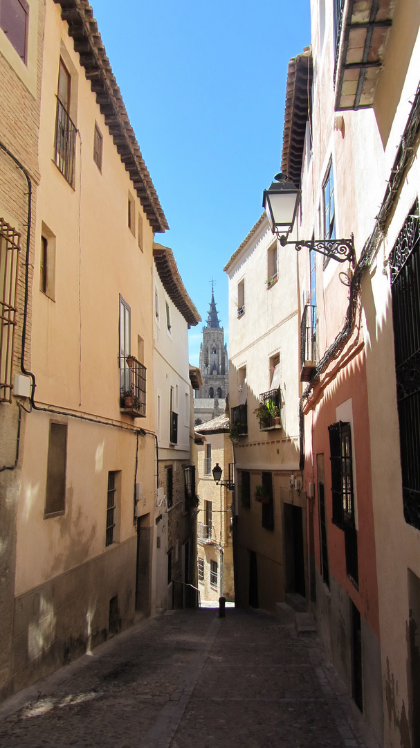 Una Calle de Toledo con vistas.....