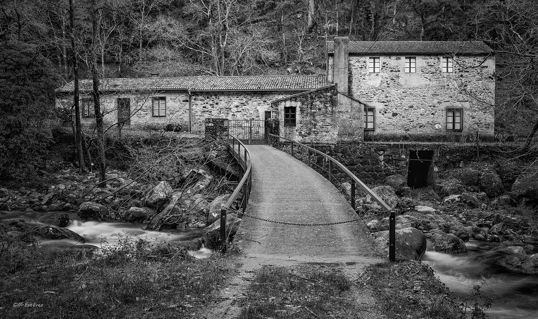 Una casa en el río