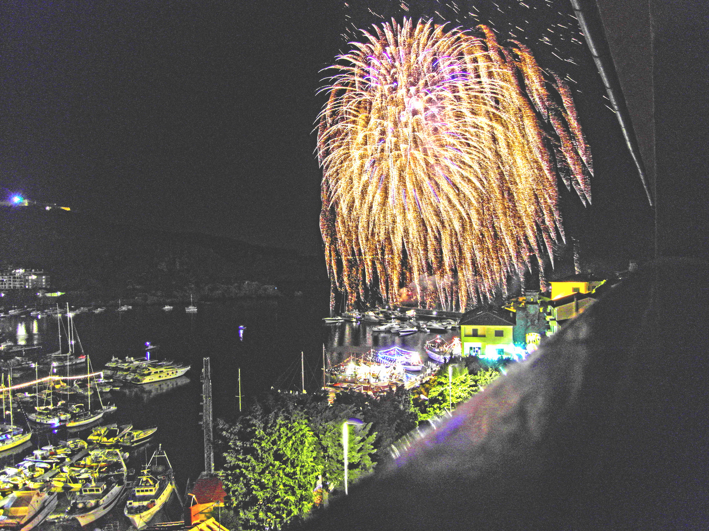 Una cascata di fuochi sul mare a Porto Ercole: un insolito modo per festeggiare il 2 Giugno...