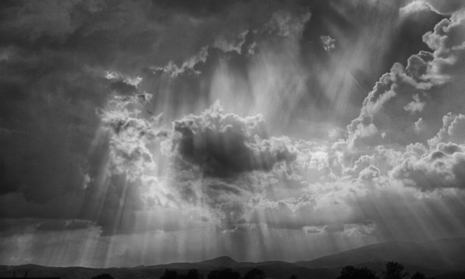 ..una cascata di raggi  sottili di ...