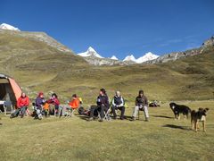 Una colazione con un pò di relax al sole, prima di partire dal campo di Huayhuash