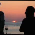 Una copa de vino, el sol y ella