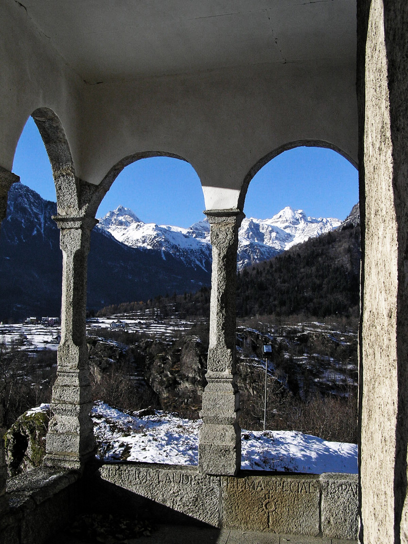 una cornice sui monti