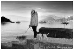 Una donna, due cani e il lago