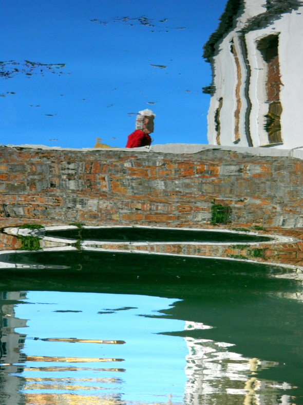 Una donna su un ponte