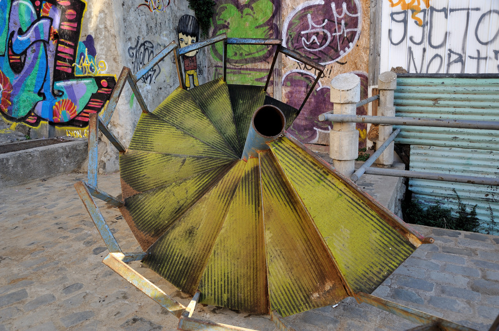 Una escalera de caracol en Valparaiso