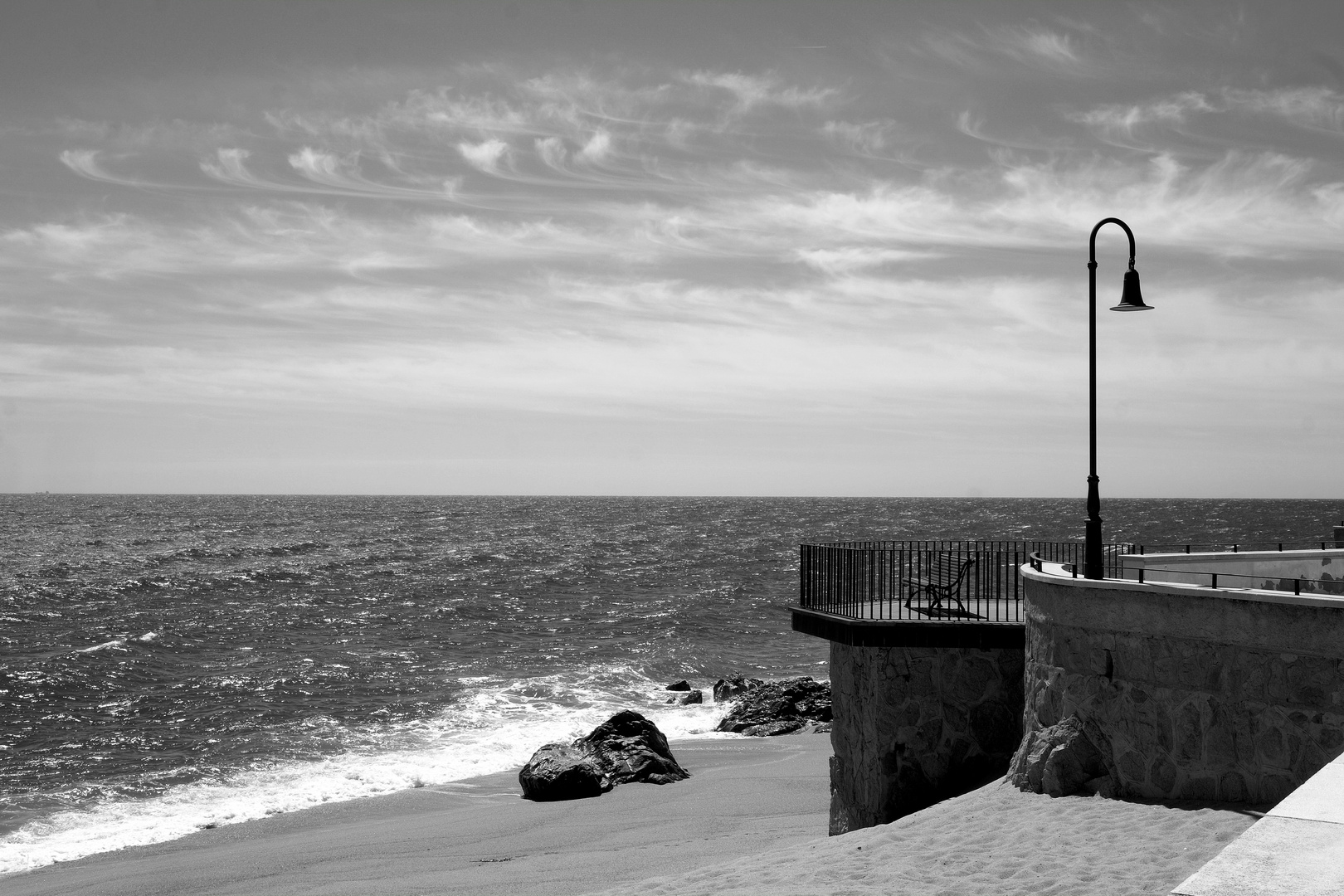 Una farola. Un mar. Un banco.