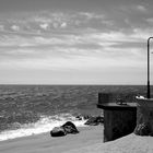 Una farola. Un mar. Un banco.