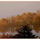 una finestra vista lago