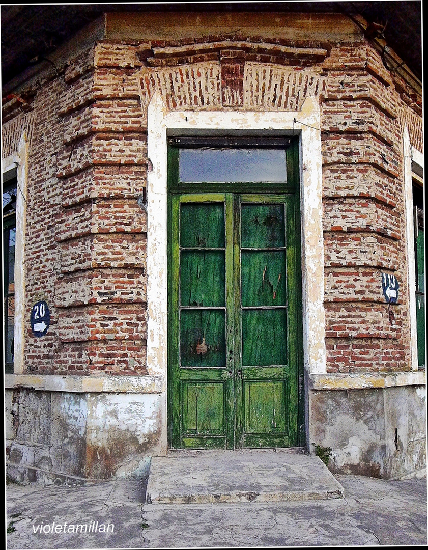 UNA HERMOSA PUERTA VERDE