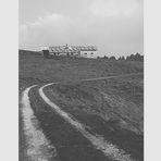 una lunga strada sterrata ...una malga caratteristica..la Lesssinia !...
