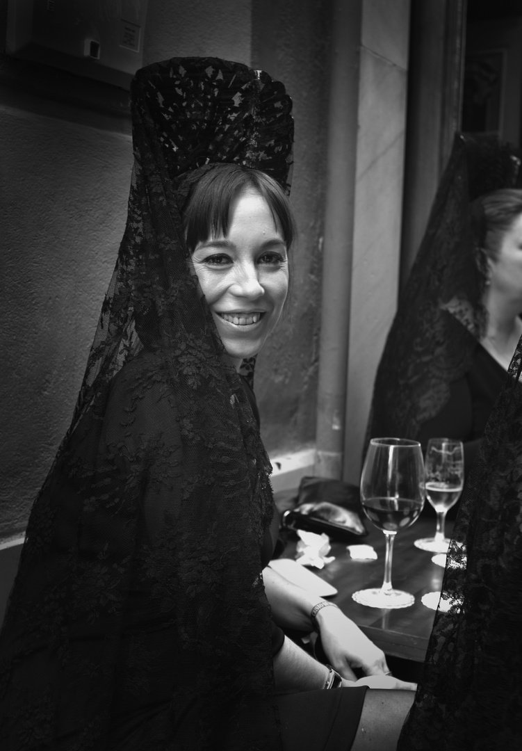 UNA MANTILLA, UN VINO Y UNA SONRISA.