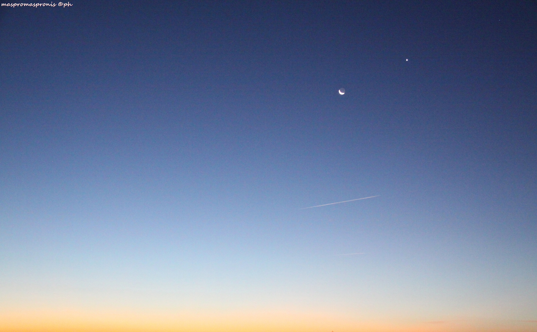 Una mattina di dicembre: alba, Luna, Venere e la scia di un aeroplano