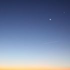 Una mattina di dicembre: alba, Luna, Venere e la scia di un aeroplano