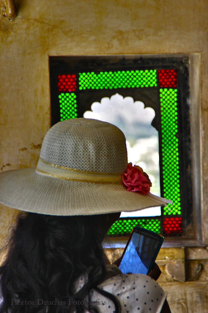 una mujer con sombrero