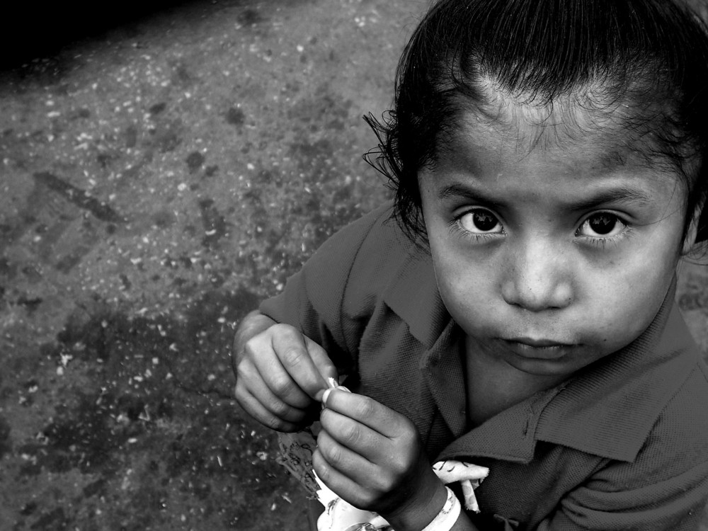 Una niña en la plaza.