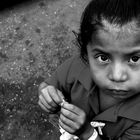 Una niña en la plaza.