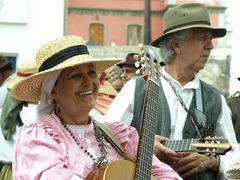 una pareja / los cantantes