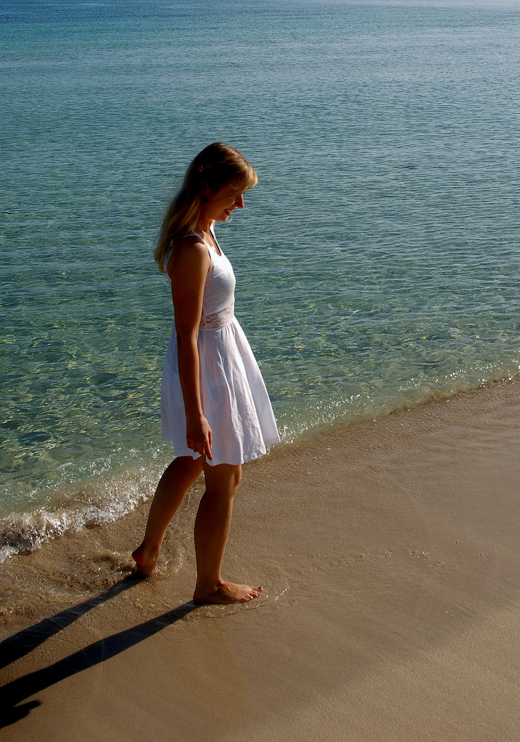 Una passeggiata sola nella spiaggia!