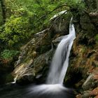 Una pequeña cascada