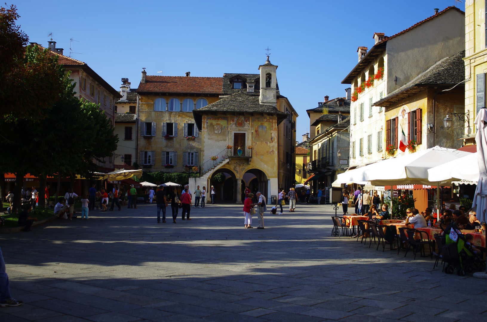 .... una piazza piena di colori ...