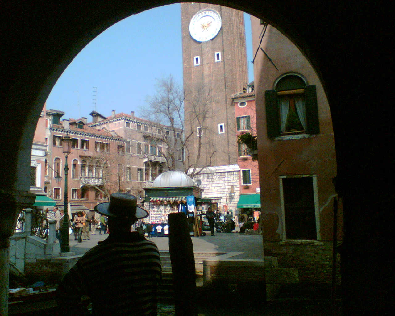 Una piazzetta assolata. Vista dagli archi