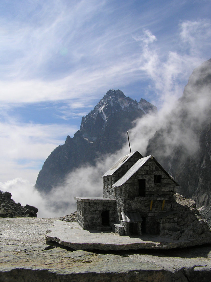 una piccola baita...sotto a una grande montagna!!!