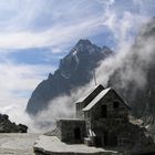 una piccola baita...sotto a una grande montagna!!!