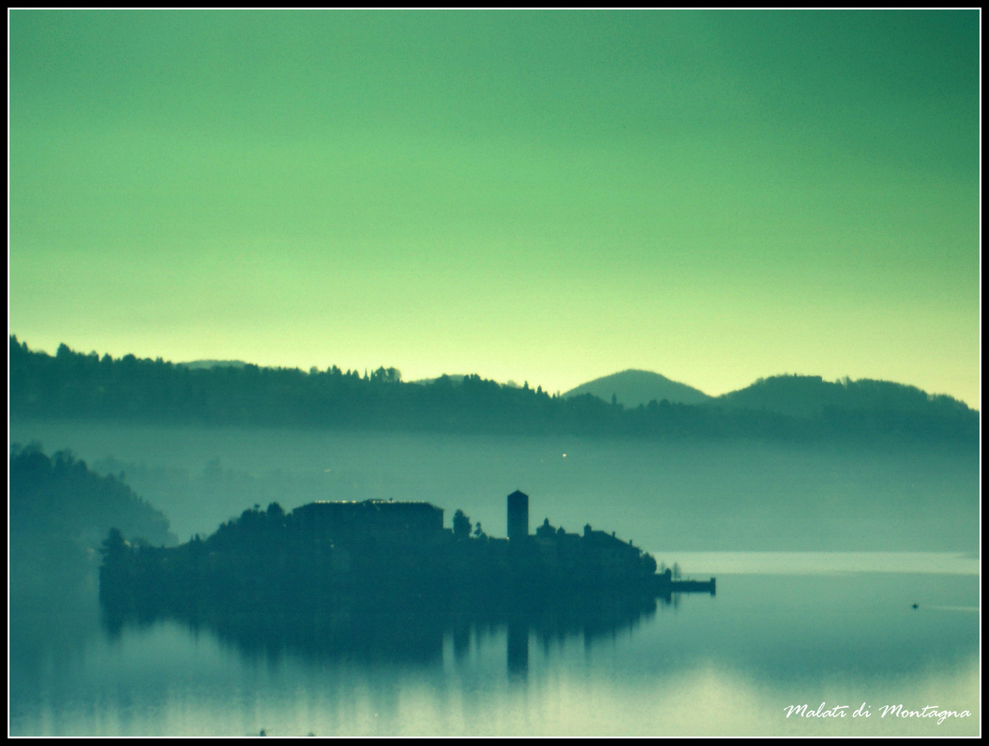 una piccola nave ancorata...