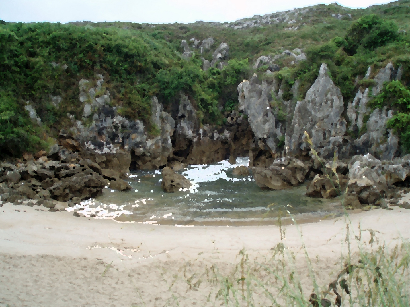 una playa entre montañas