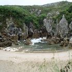 una playa entre montañas