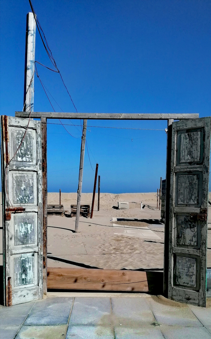 Una porta sulla spiaggia 