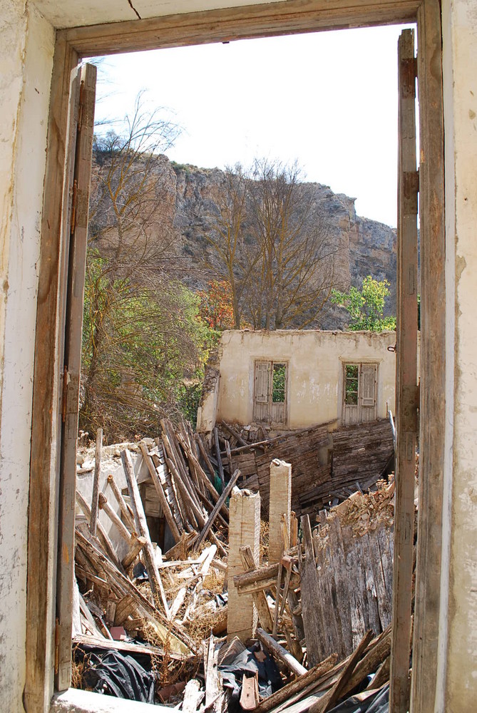 una puerta a la ruina