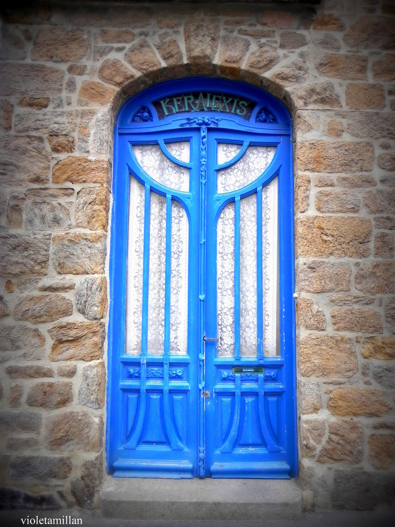 UNA PUERTA AZUL