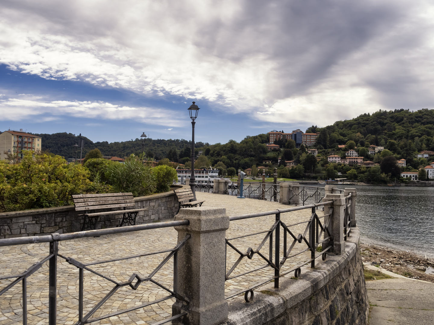 Una rotonda sul lago