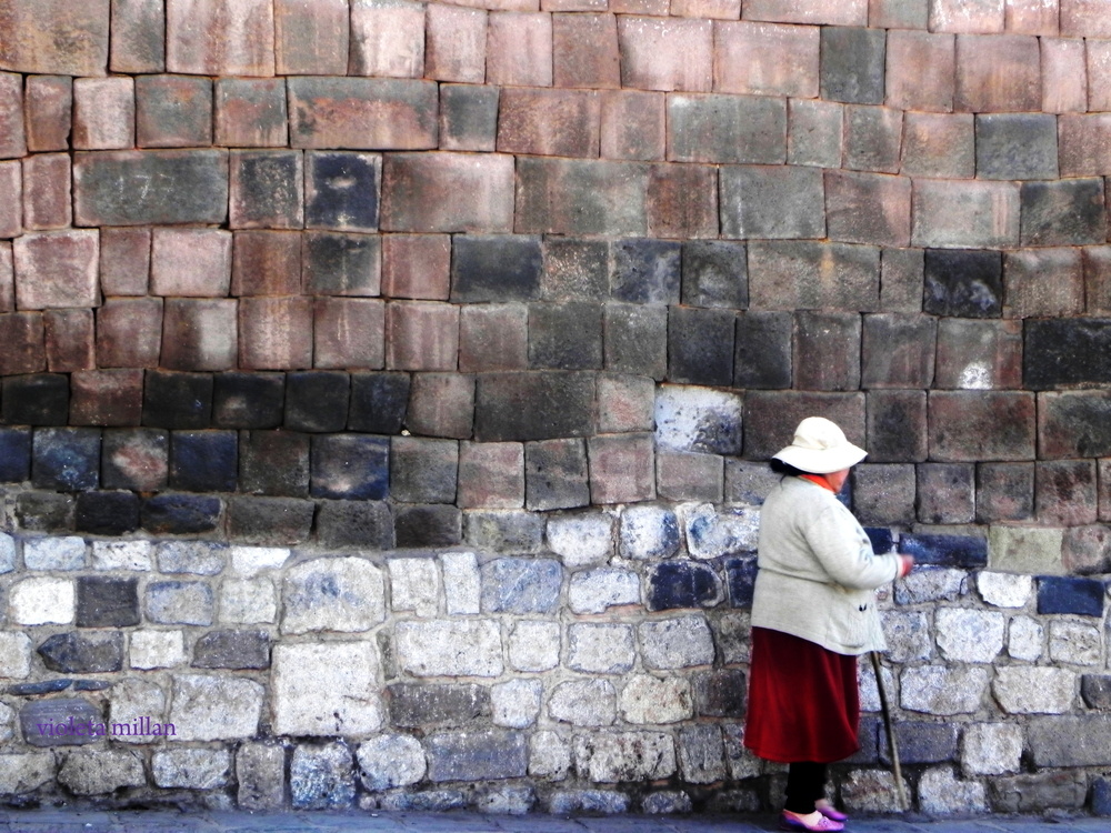 una señora y una pared