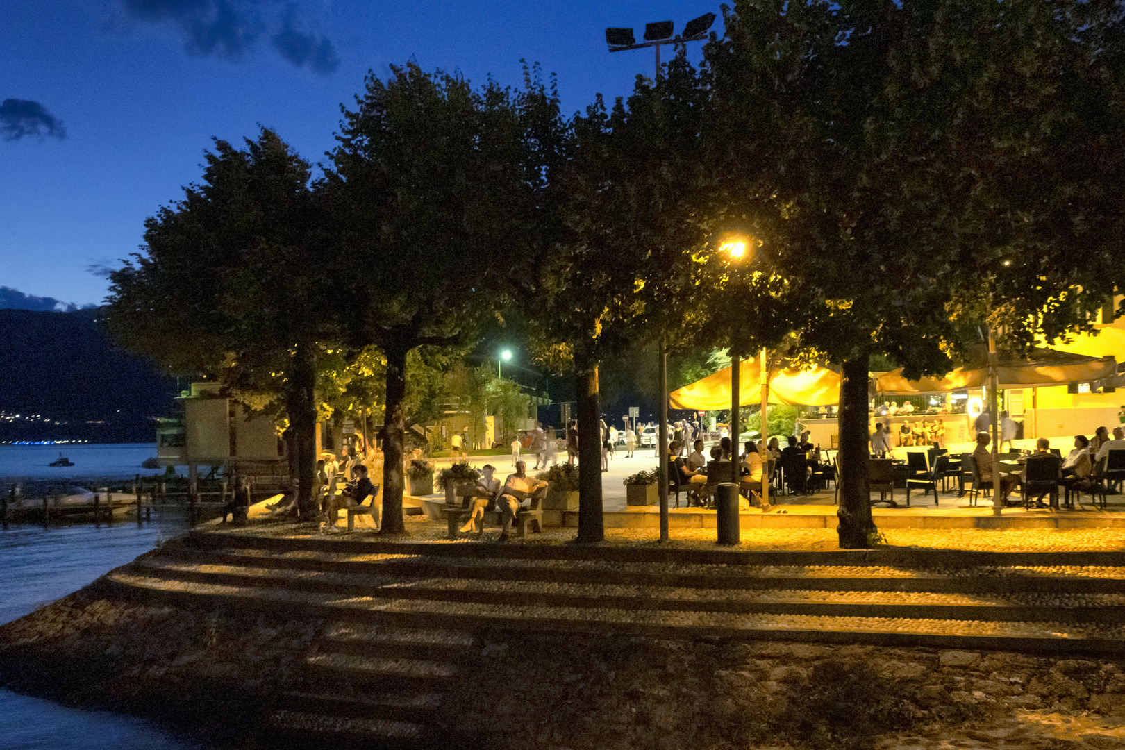 Una sera in piazza Lago