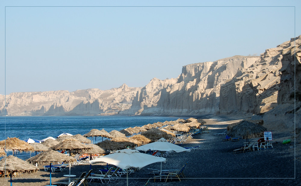 Una spiaggia di Santorini