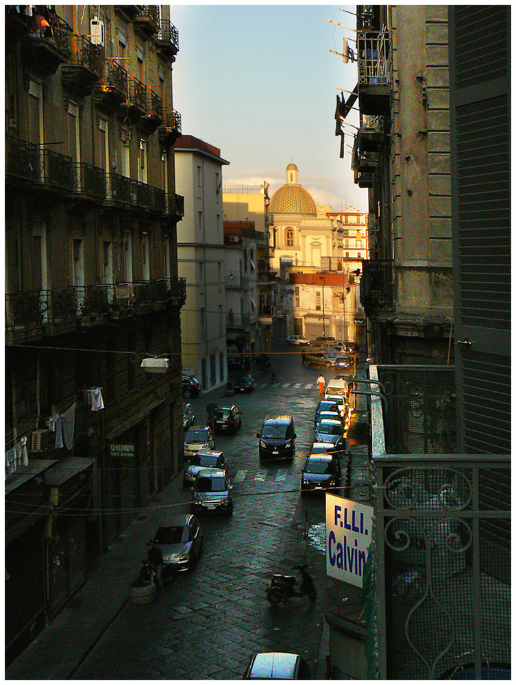 Una strada della vecchia Napoli