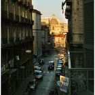 Una strada della vecchia Napoli