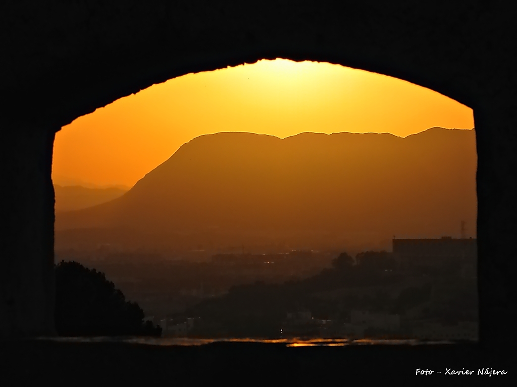 Una ventana al atardecer