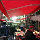 Una via con il mercato a Palermo