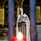 UNA VIRGEN DETRAS DE LA REJA