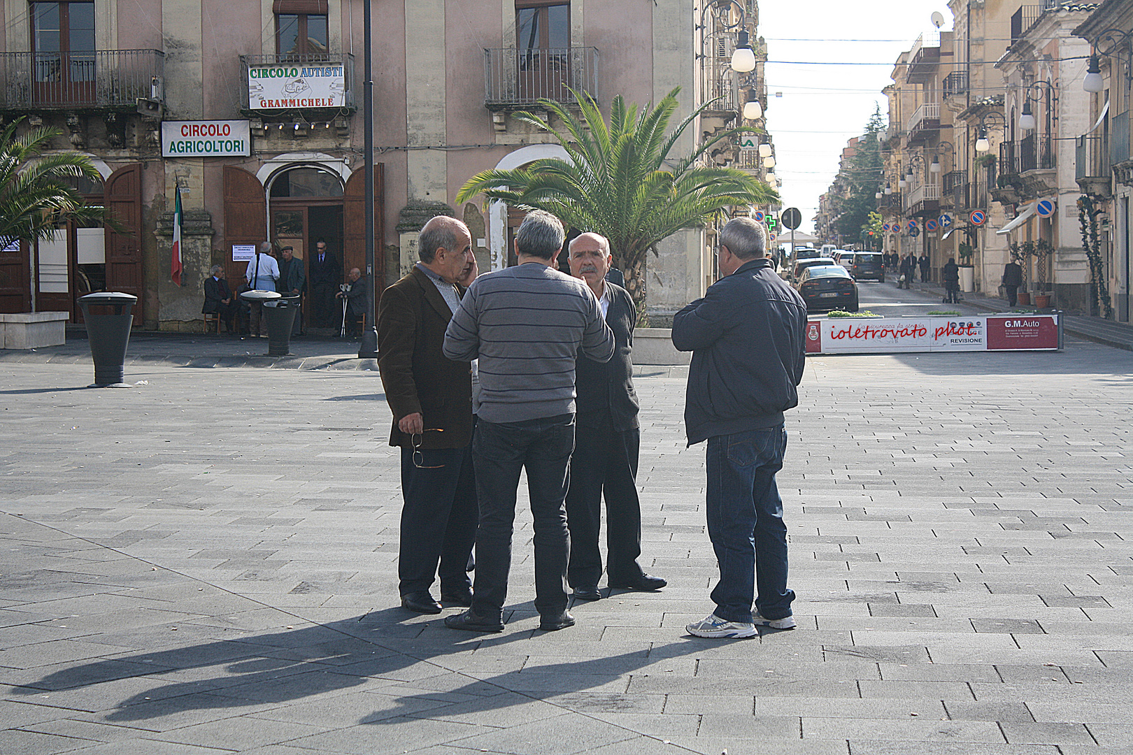 Un'accesa discussione nella piazza di Grammichele