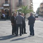 Un'accesa discussione nella piazza di Grammichele