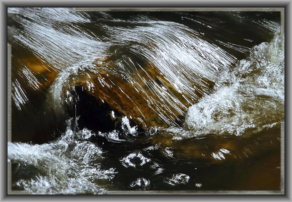 "UNAUFHALTSAM" .....gräbt sich das Wasser durch Rahmen und Hindernisse