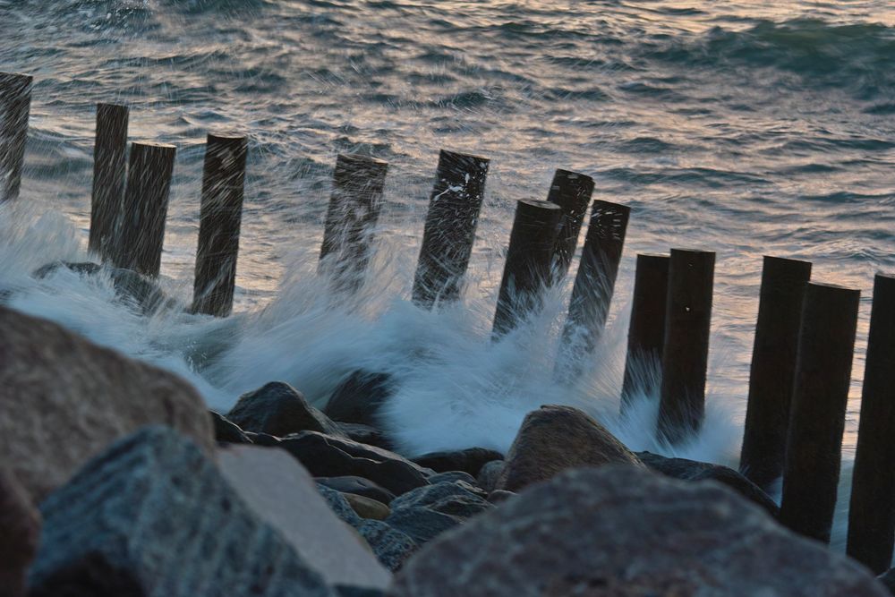 Unbeirrt schlagen die Wellen an die Wellenbrecher und Buhnen an der Jütländischen Küste bei Lønstrup
