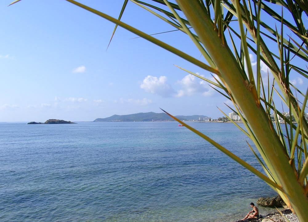 Unbekannte am Strand von Ibiza